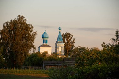2020 akşamında köy kilisesinin kubbeleri