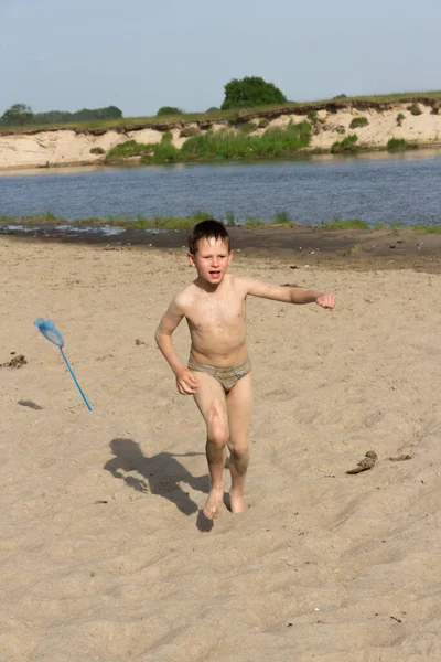 Criança Brincando Praia Pela Água 2020 — Fotografia de Stock