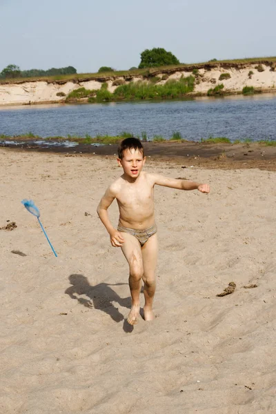 Criança Brincando Praia Pela Água 2020 — Fotografia de Stock