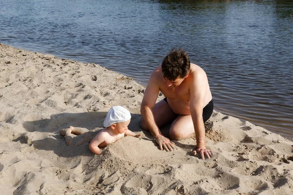 Enfant Avec Papa Jouer Sur Plage Par Eau 2020 — Photo