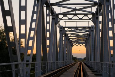 2020 yazının günbatımında raylar demiryolu hattında yatıyor.