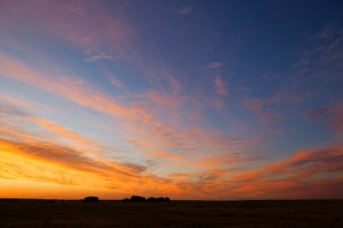 2020 'de farklı renklerde bir gökyüzünde kızıl güneşin batışı.