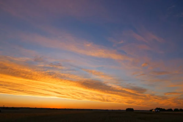 変化に富んだ色の空に赤い太陽の夕日2020年 — ストック写真