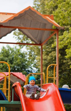 2020 'de parkta oynayan çocuklar.