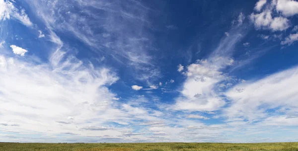 Céu Azul Com Nuvens Variegadas Sobre Campo 2020 — Fotografia de Stock