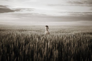 2020 'de bir buğday tarlasında çocuk.