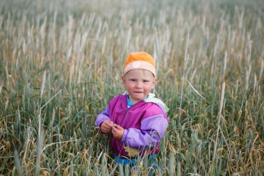 2020 'de bir buğday tarlasında çocuk.