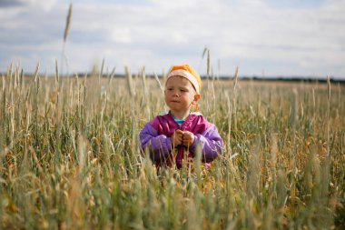 2020 'de bir buğday tarlasında çocuk.