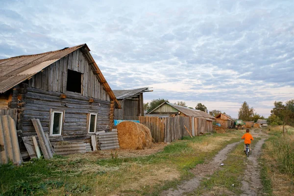 Straat Van Een Oud Dorp Met Houten Huizen Bij Zonsondergang — Stockfoto