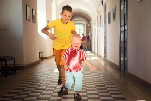 Divertenti Bambini Che Corrono Lungo Corridoio Universitario 2020 — Foto Stock