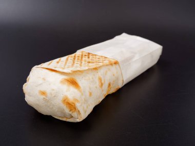 Fast food shawarma siyah arka planda 2020