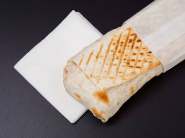 Fast food shawarma siyah arka planda 2020