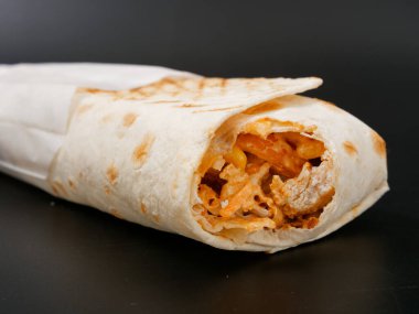 Fast food shawarma siyah arka planda 2020