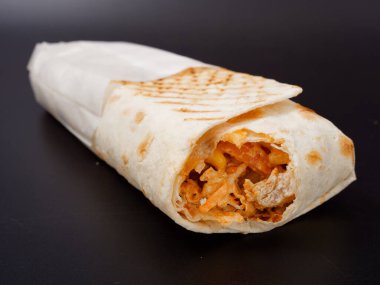 Fast food shawarma siyah arka planda 2020