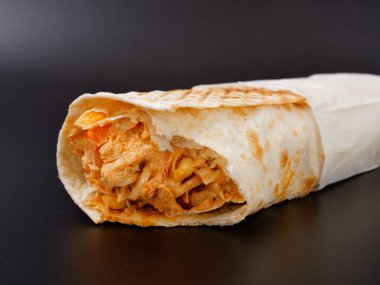 Fast food shawarma siyah arka planda 2020