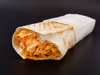 Fast food shawarma siyah arka planda 2020