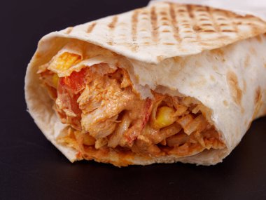 Fast food shawarma siyah arka planda 2020