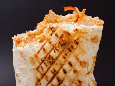 Fast food shawarma siyah arka planda 2020