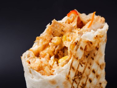 Fast food shawarma siyah arka planda 2020