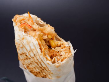 Fast food shawarma siyah arka planda 2020