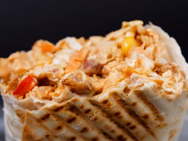 Fast food shawarma siyah arka planda 2020