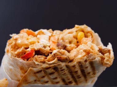 Fast food shawarma siyah arka planda 2020