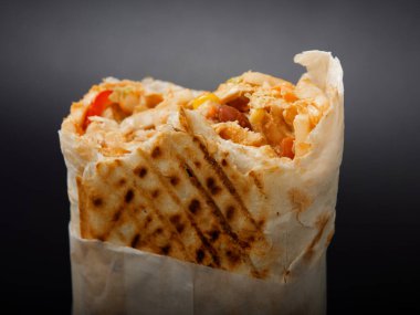 Fast food shawarma siyah arka planda 2020