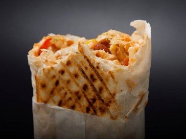 Fast food shawarma siyah arka planda 2020