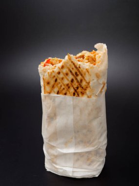 Fast food shawarma siyah arka planda 2020