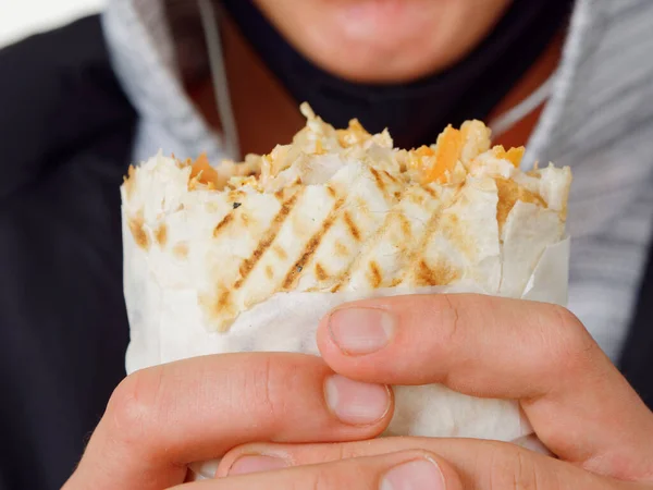 Retrato Espinilla Adolescente Comer Comida Rápida Shawarma 2020 —  Fotos de Stock