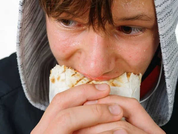 Portrét Uhrovitý Teenager Jíst Fast Food Shawarma 2020 — Stock fotografie