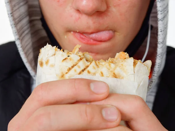 Retrato Espinilla Adolescente Comer Comida Rápida Shawarma 2020 — Foto de Stock