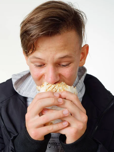 Portrét Uhrovitý Teenager Jíst Fast Food Shawarma 2020 — Stock fotografie