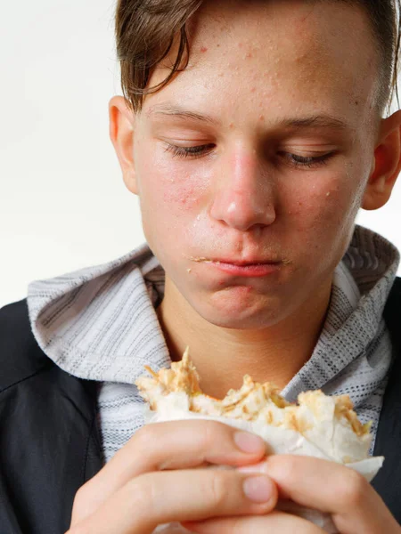 Portrét Uhrovitý Teenager Jíst Fast Food Shawarma 2020 — Stock fotografie