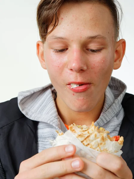 Portrét Uhrovitý Teenager Jíst Fast Food Shawarma 2020 — Stock fotografie