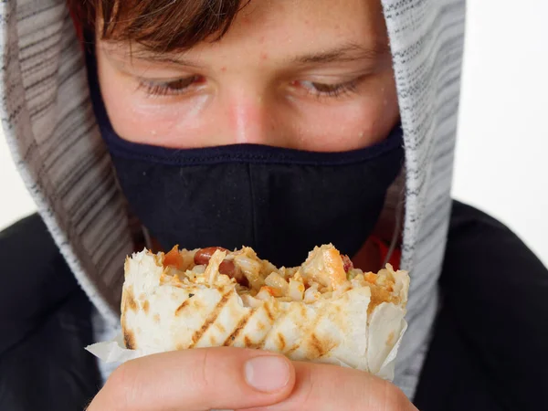 Retrato Adolescente Uma Máscara Comer Fast Food 2020 — Fotografia de Stock