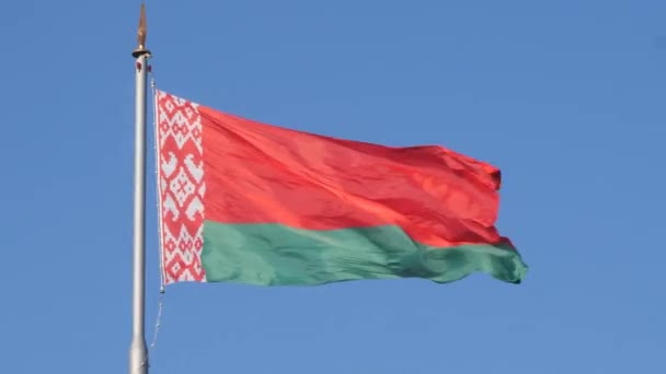 Symbole Państwowe Białoruskiej Flagi Machającej Wietrze Przed Błękitnym Niebem — Wideo stockowe