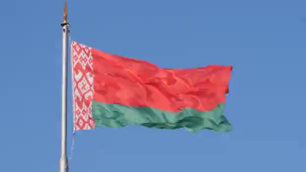 Símbolos Estatales Bandera Bielorrusa Ondeando Viento Contra Cielo Azul — Vídeo de stock