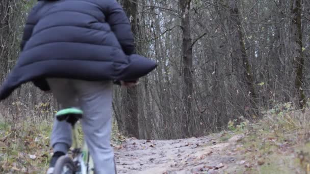 Ciclista Adolescente Monta Caminho Parque Outono — Vídeo de Stock