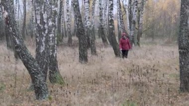 Kız mantar toplayıcısı 2020 sonbaharında huş ağacından geçiyor.