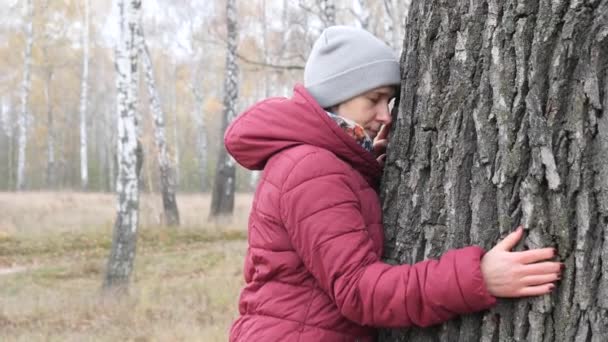 Mädchen Umarmt Herbst Den Stamm Eines Großen Baumes Energie Der — Stockvideo
