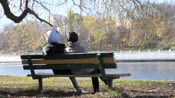 Jeune Couple Assis Sur Banc Soleil Automne — Video
