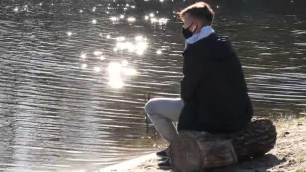 Adolescente Una Máscara Sienta Junto Agua Viento Sol — Vídeos de Stock