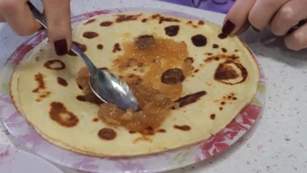 Préparation Fines Crêpes Rousses Remplissage Doux — Video