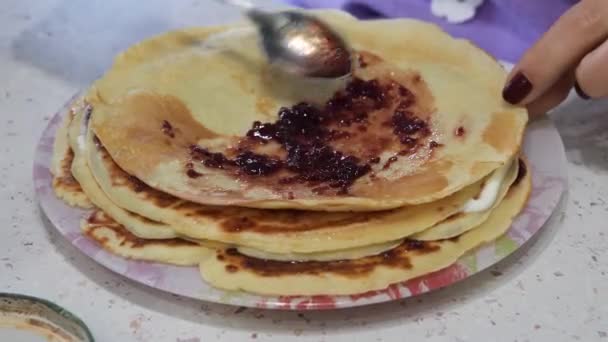 Beredning Tunna Rostiga Pannkakor Söt Fyllning — Stockvideo