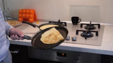 İnce krep hazırlıyorum. Tavada pişirmek