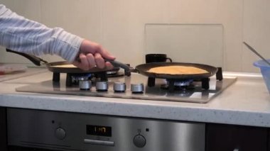 İnce krep hazırlıyorum. Tavada pişirmek