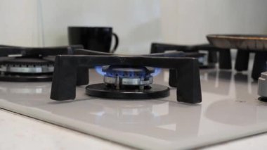 İnce krep hazırlıyorum. Tavada pişirmek