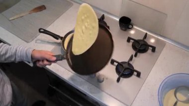 İnce krep hazırlıyorum. Tavada pişirmek