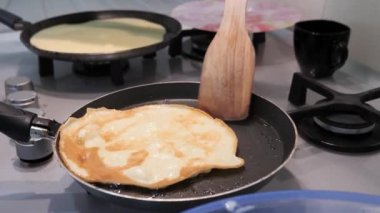 İnce krep hazırlıyorum. Tavada pişirmek